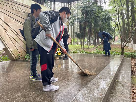 男孩走在路上中度可信度描述已自动生成